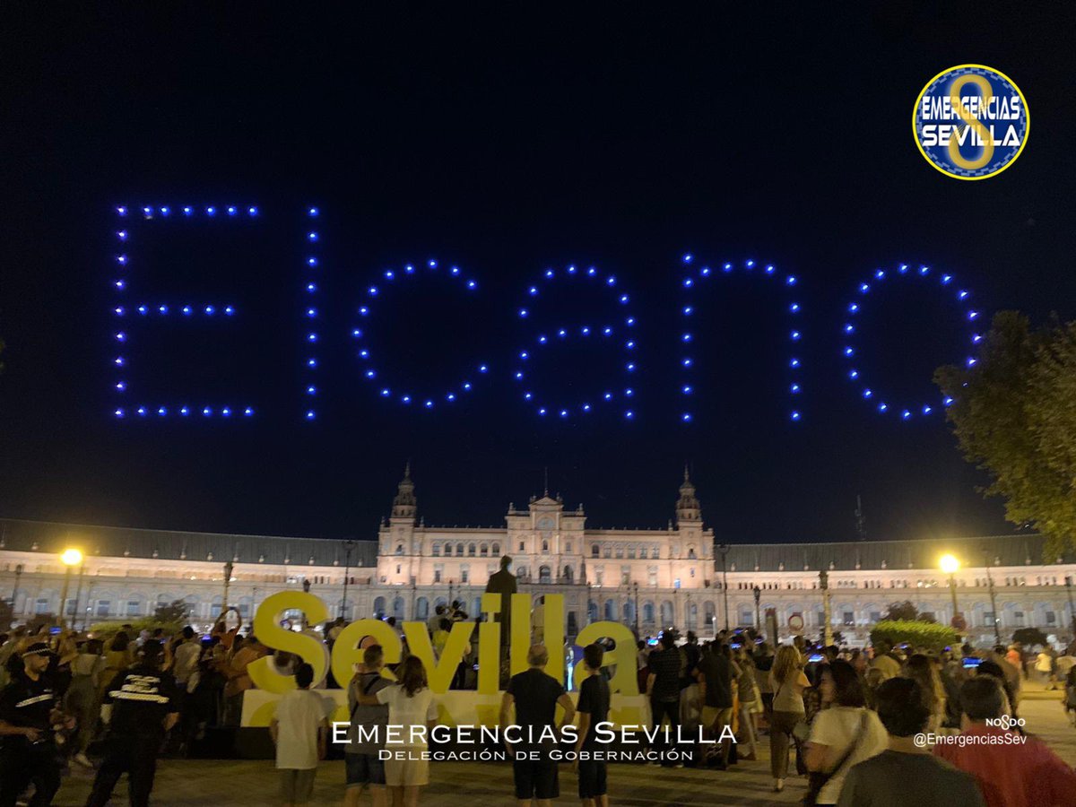 EmergenciasSev's tweet photo. 🟥 22:30 h. Por razones técnicas durante el vuelo y para garantizar la seguridad ante la gran afluencia de personas se ha suspendido el segundo vuelo de los drones en Plaza de España. #Sevilla.
Gracias por tu colaboración.
Cc @vcentenario_ 
#Gobernación @Ayto_Sevilla https://t.co/r8m2rv25Lz