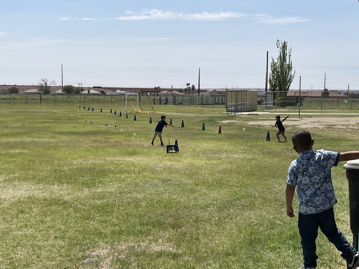 physed_JDE's tweet photo. First graders demonstrating for their grade level: underhand pitching and batting form.  #leaders #firebirds #educatingwithHEART ❤️ ⚾️ @ElisaArandaPhD @physed_JDE @JdeWellness @Plaza_JDE @canutillocsh @CanutilloISD https://t.co/pqsbNOTjlA