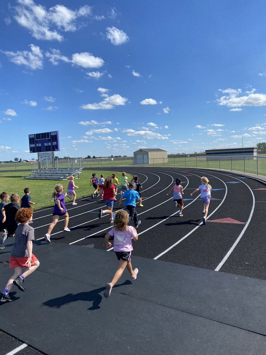 CoachHurst21's tweet photo. 62 Tiny Tigers runners today after school!! So much fun watching them run so fast!! #HolgateXC #FutureRunners @HolgateAthleti1 @mshs_principal @H_ElemPrincipal https://t.co/fK3YM3l8tf