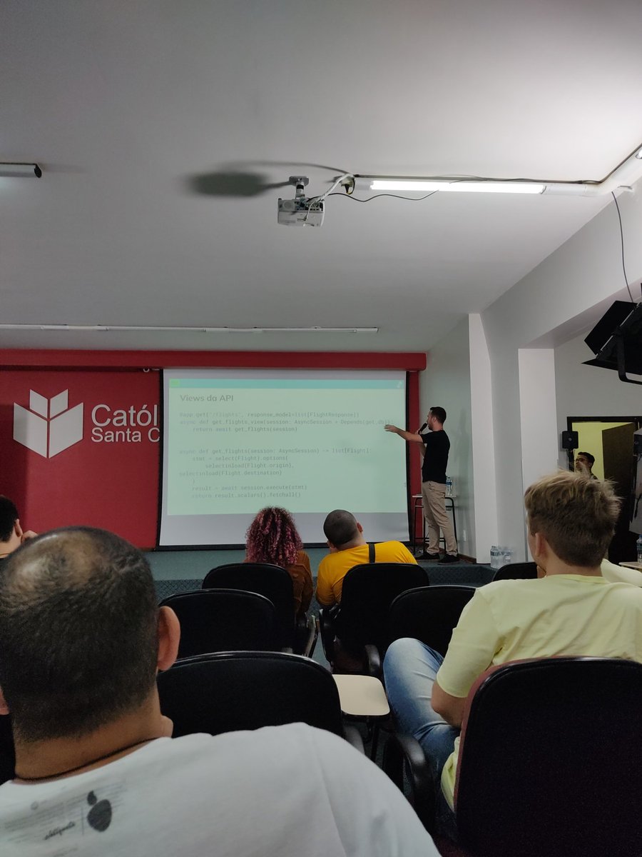 ramiroluz's tweet image. Cesar Smaniotto Júnior apresentando sistemas multi tenant em python na #pythonsul.