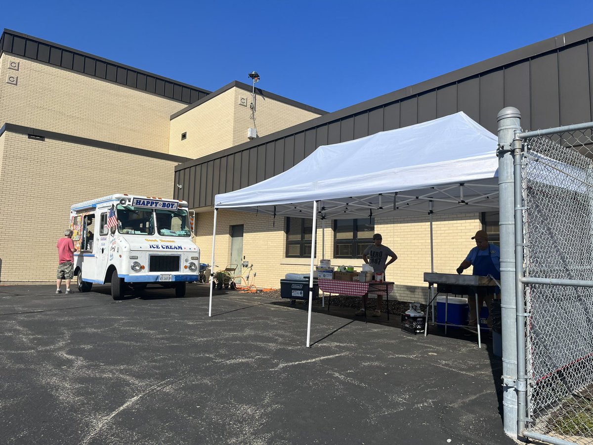 KristinKopta's tweet photo. PTC Back to School Fair is about to start!! #pennoyerpride https://t.co/mFzNhChGx4