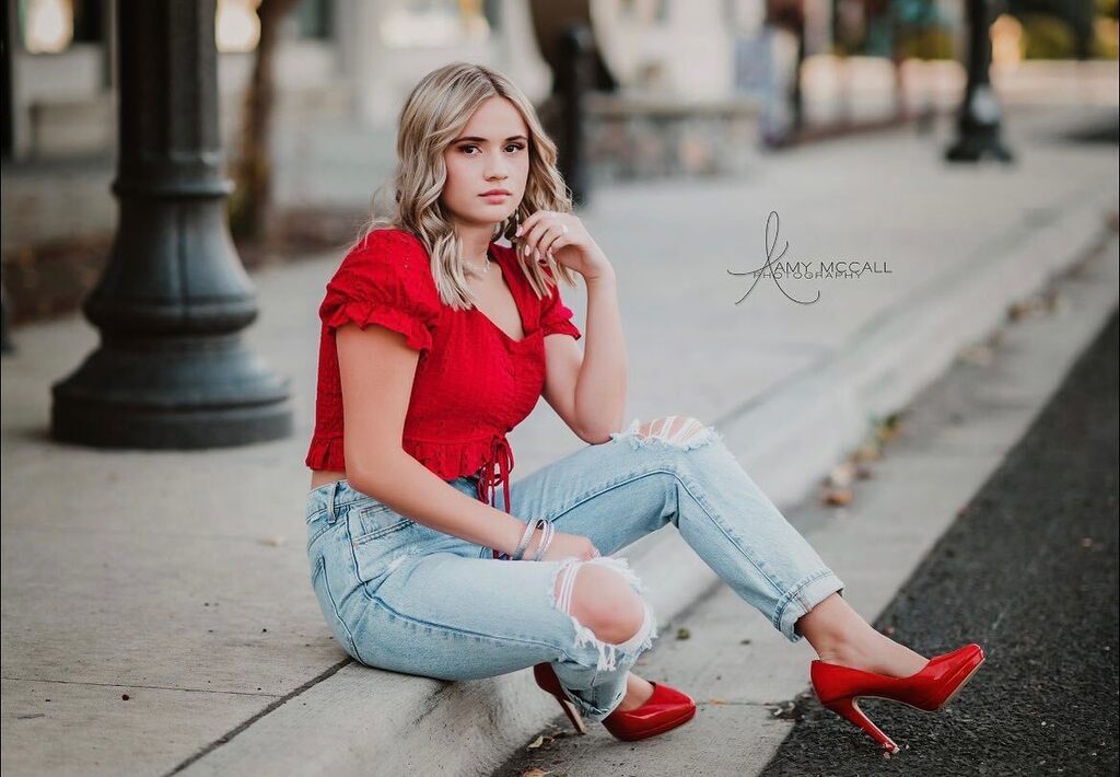Be BOLD. ❤️

Hair and makeup by <a href="/ab/">Andrew Brennan</a>.cosmo 

#amymccallphotography #amymccallseniors #lewistonseniorphotographer #pomeroyseniorphotographer #moscowseniorphotography #seniorstyleguide #seniorologie instagr.am/p/CiTJmANvmvw/