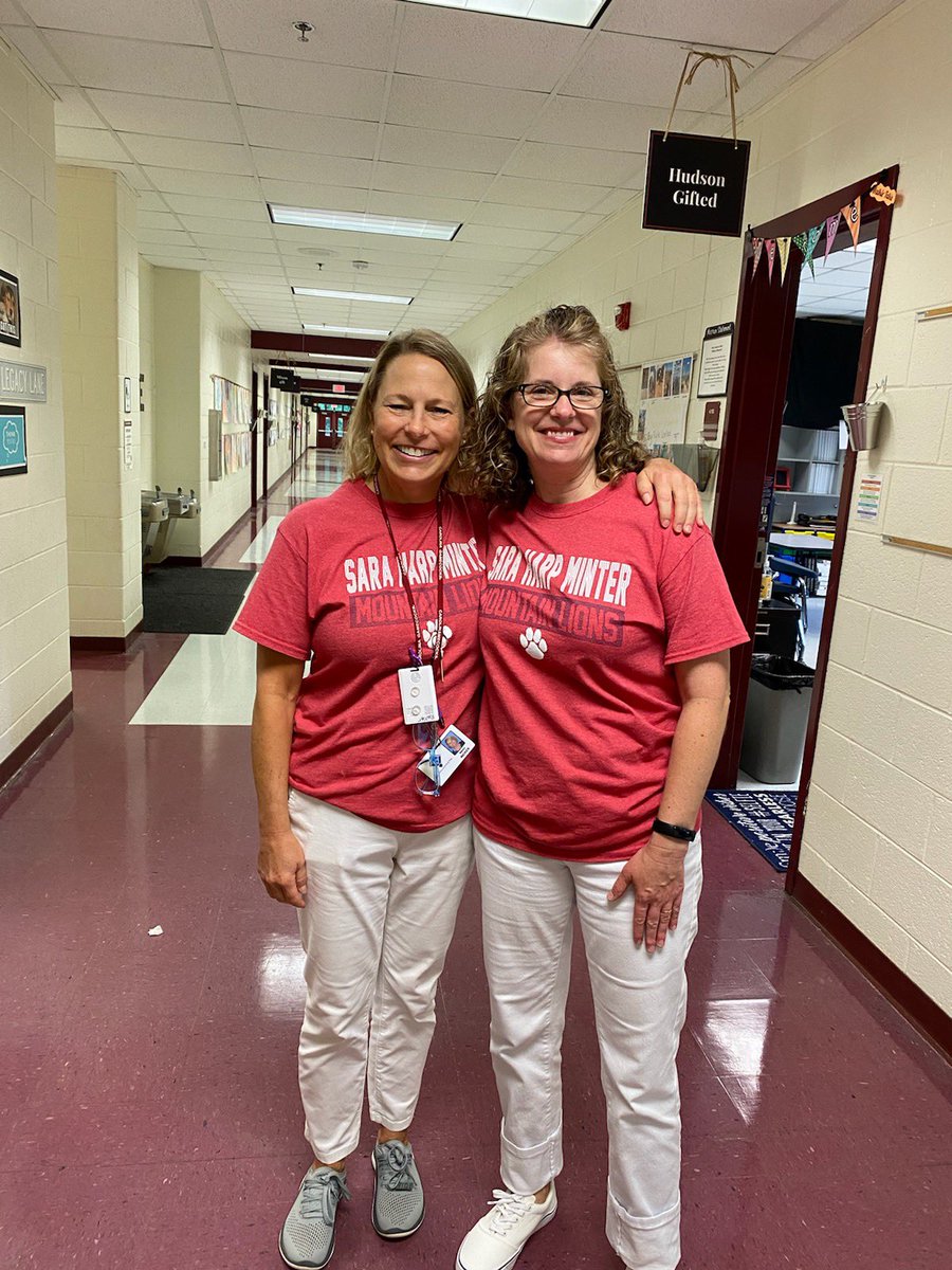 saraharpminter's tweet photo. We've got the #FridayFeels over these twinning pictures! #teamminter #shinetogether https://t.co/07ZFjfCkFl