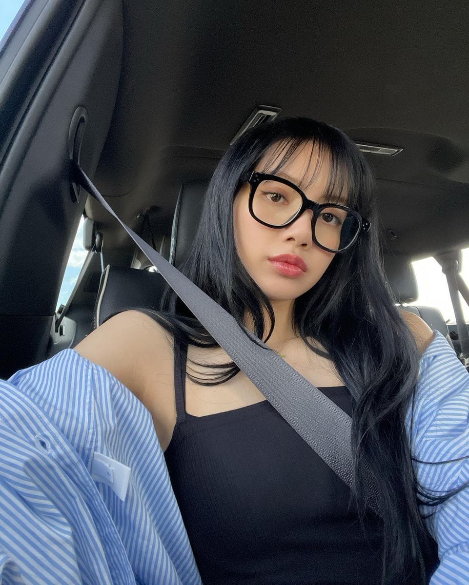 BLACKPINKMX1's tweet photo. 😍 Tremenda actualización de Lisa en instagram hace unas horas.
¡Se ve hermosísima con lentes!

🔗 https://t.co/WzR094OlSL

_____
#블랙핑크 #BLACKPINK
#Jisoo #Jennie #Lisa #Rosé
#BLACKPINKMÉXICO  #BORNPINK https://t.co/IviihmqT2r