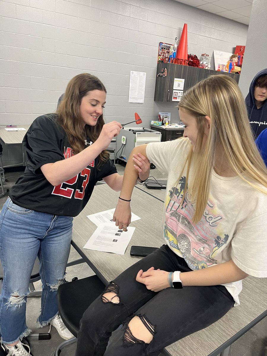NurseVenner's tweet photo. Medical assisting students are learning about deep tendon reflexes #CardinalCTE #CardinalsRise #MelissaSchools #REDRED https://t.co/9kM3nAmctz