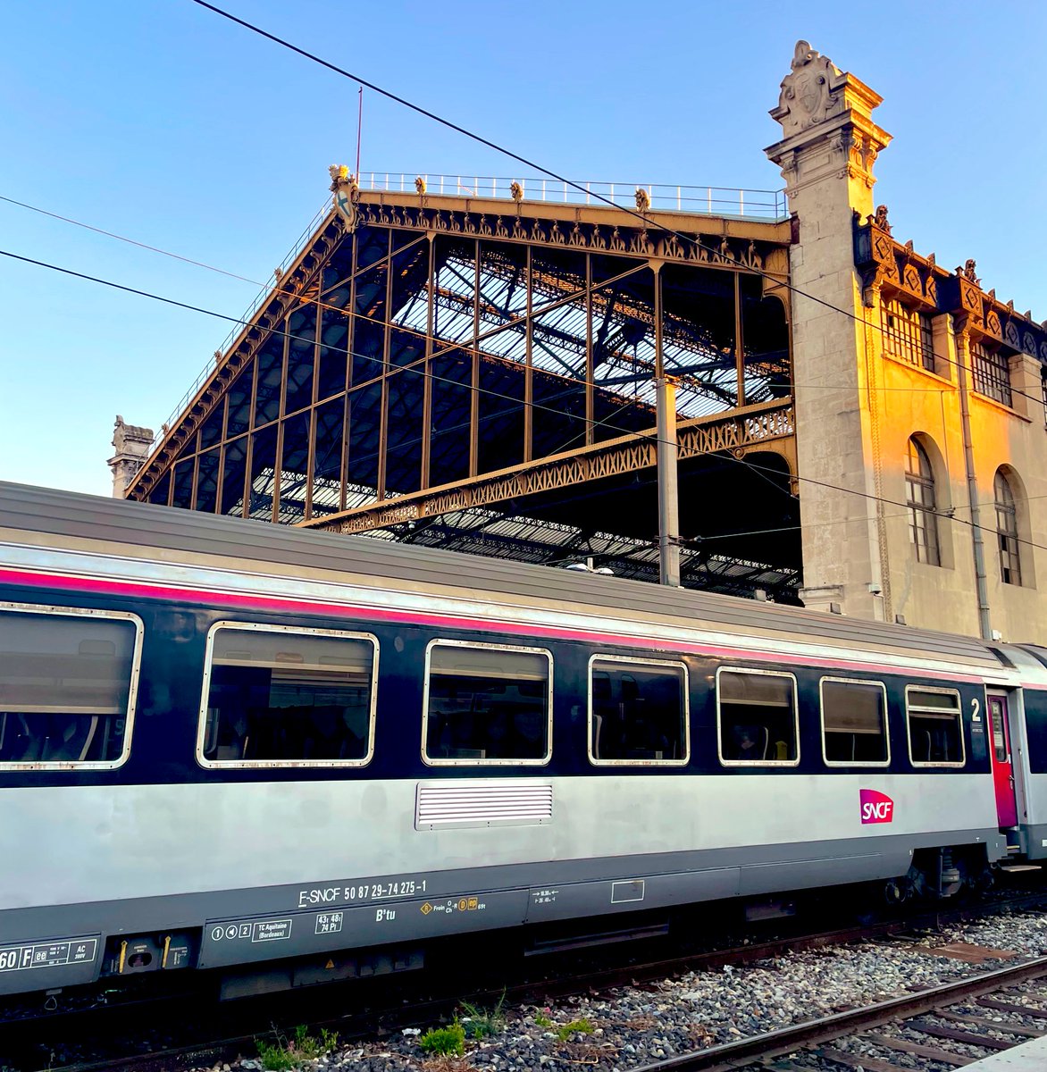 PhilippeSceaux's tweet photo. Marseille Saint-Charles et voiture Corail, à l’ancienne ! #envoituresilvousplait #traincorail #sncf #vintage https://t.co/NuH7i6Nynj
