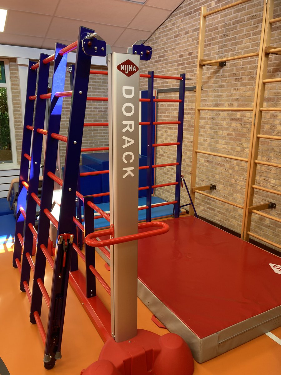 esmaraldewokke's tweet photo. Naast #gymlessen stonden deze week ook een #werkbezoek en een #vakbondsvergadering op de agenda. Bewonderen van een mooie #speelzaal en praten over nieuwe ontwikkelingen binnen de @KVLOnL   Er komt een #ledenraad! #bestuurswerk #inspiratie #nijha #bosan #J&amp;F @stellasalden #kvlo https://t.co/RTMGPR7Owf