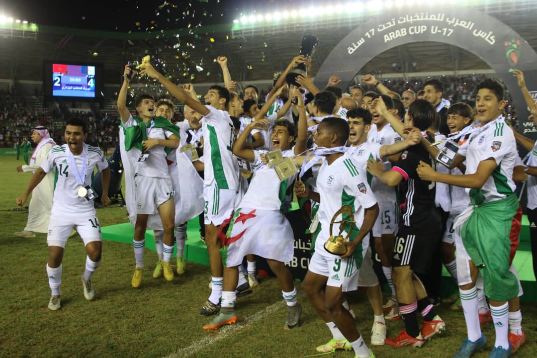  لاعبو المنتخب الجزائري يحتفلون FcPf131WIAAzxWH?format=jpg
