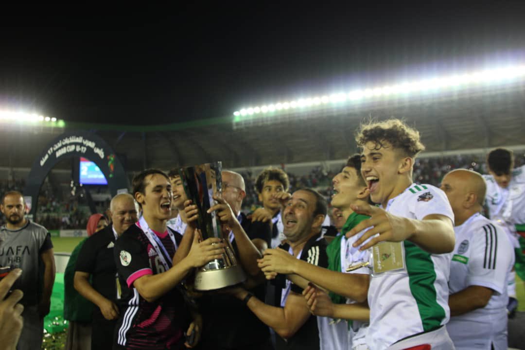  لاعبو المنتخب الجزائري يحتفلون FcPf14AXEAQaQZq?format=jpg