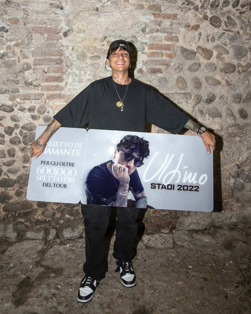 IlVeroUltimo's tweet photo. “Ultimo Stadi 2022 ha registrato un dato di vendita record: oltre 600mila spettatori. Una cifra che indica che circa 1 italiano su 100 ha assistito a un suo concerto nell’estate 2022”. 

Ogni mio successo è nostro❤️ https://t.co/PrUmCuGipt