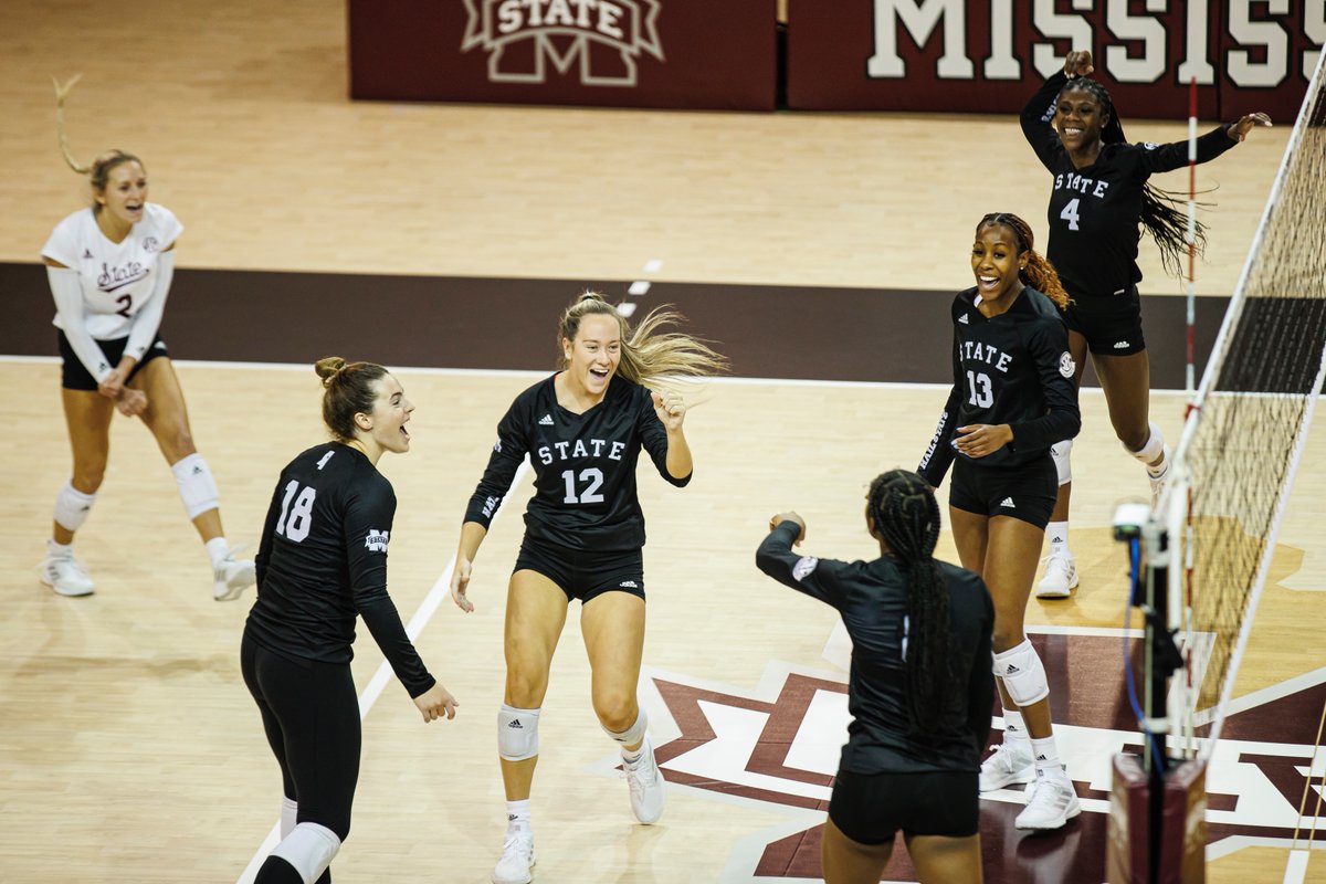All smiles because we play on our home court in ✌️ hours 😀

🆚 Houston 
⏰ 6 p.m.
🆓 Admission 

#HailState🐶