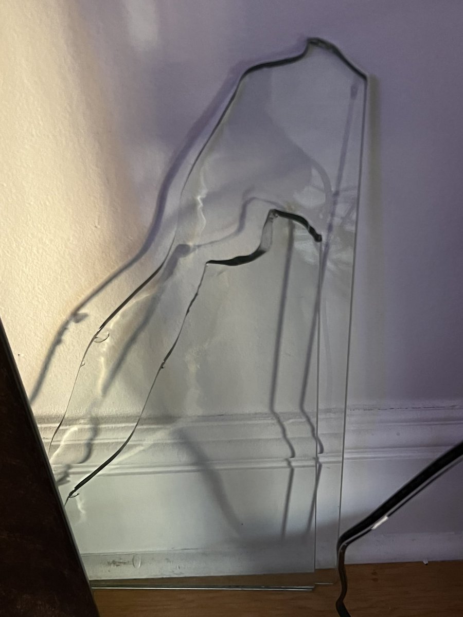 RCUNYC's tweet photo. @Clutter
Almost everything we paid to store is damaged. Dishes, photo frames, glassware, glass shelves Today unpacked our broken 65” TV with a cracked  screen. Not how a clients belongings should be handled. Company took $340 monthly from my bank to trash my possessions https://t.co/4L7nOoPZAo