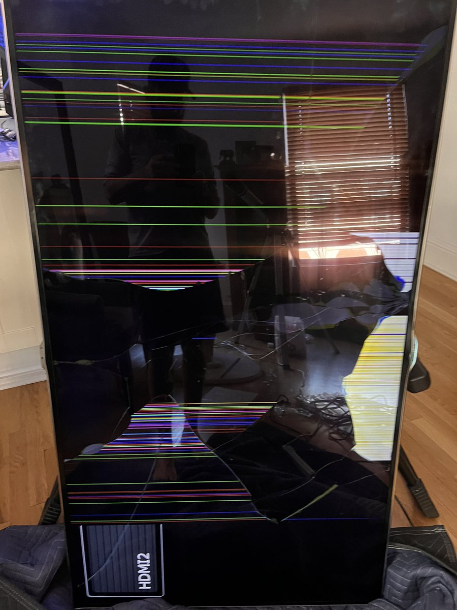RCUNYC's tweet photo. @Clutter
Almost everything we paid to store is damaged. Dishes, photo frames, glassware, glass shelves Today unpacked our broken 65” TV with a cracked  screen. Not how a clients belongings should be handled. Company took $340 monthly from my bank to trash my possessions https://t.co/4L7nOoPZAo