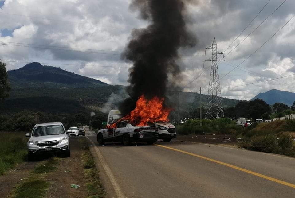 JuanJoseRosales's tweet photo. #AlertaInformativa 
Más violencia de los #PinchesNormalistas 
Bloquean carretera #Morelia - #Zamora 
En la desviación a #Purepero queman una patrulla de la #GuardiaNacional y del @DIFMich 
No le mienta a #Michoacan Sr @TorresPinna 
Los #normalistas no están en las aulas https://t.co/rrA4cqexZM