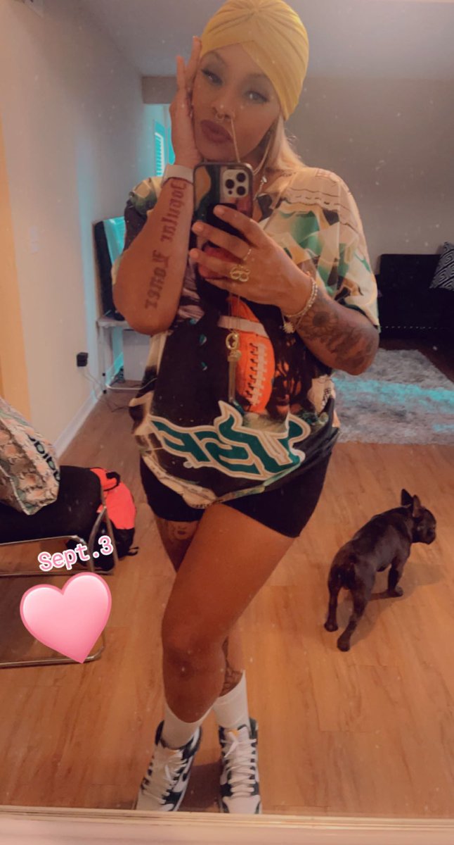 MamaRex5's tweet photo. I had a long weekend yall…I’m soooo late! I was all over the place from Tampa back to Atlanta supporting the loves🤩 wishing all the guys an healthy amazing season…My @rexx_ray and @SJones6_  shirts were a hit 😍🔥 https://t.co/BAzckL7weG