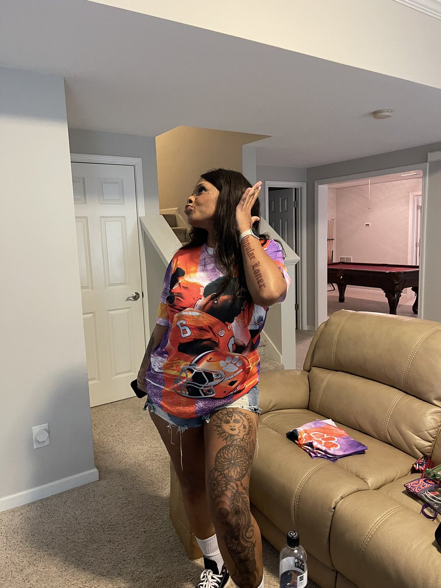 MamaRex5's tweet photo. I had a long weekend yall…I’m soooo late! I was all over the place from Tampa back to Atlanta supporting the loves🤩 wishing all the guys an healthy amazing season…My @rexx_ray and @SJones6_  shirts were a hit 😍🔥 https://t.co/BAzckL7weG