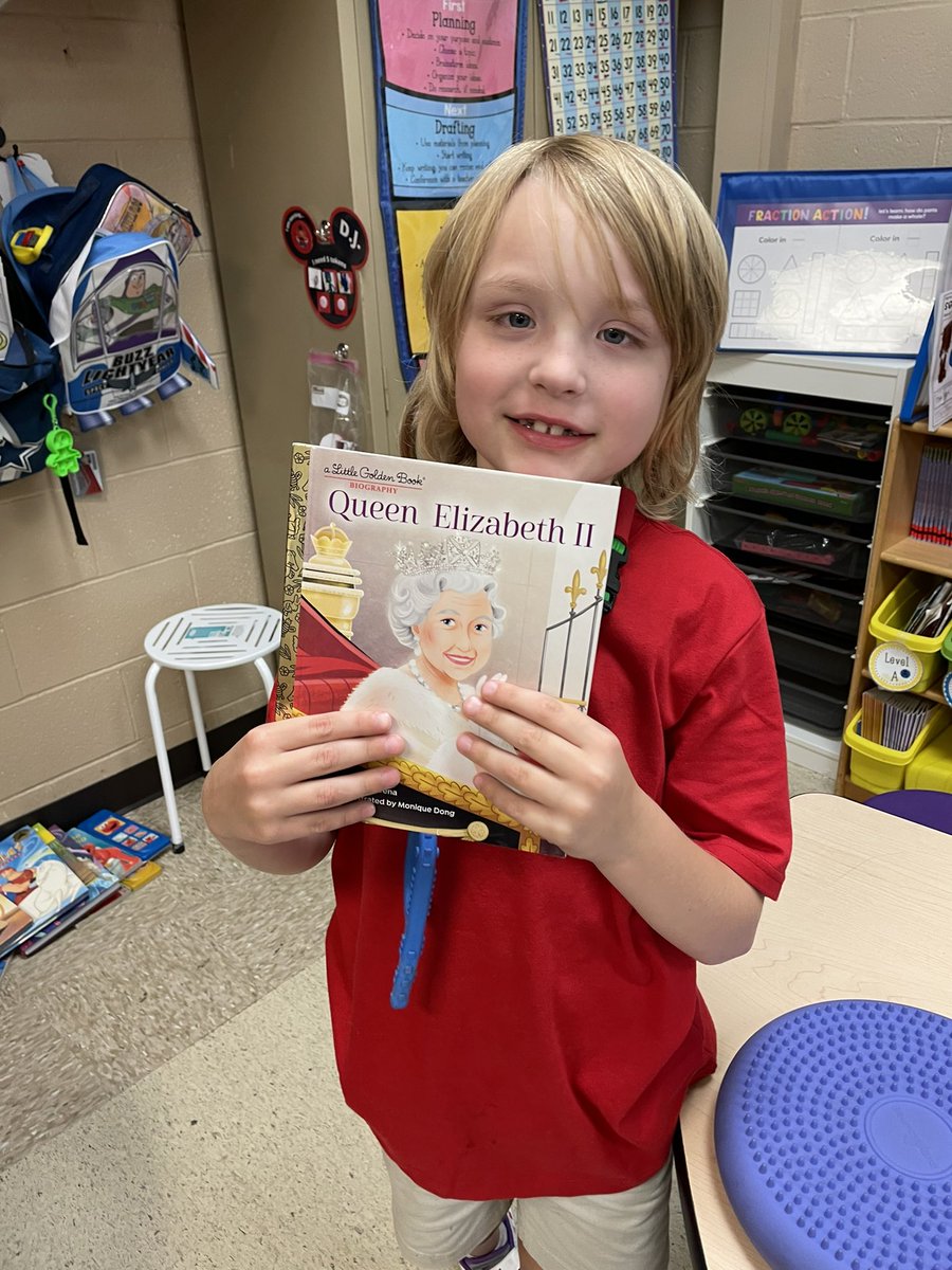RossiElementary's tweet photo. 🇬🇧 👑 On Friday September 9, Mr. Martine’s 2nd and 3rd grade class remembered the life and legacy of Queen Elizabeth II. @VLDSchools @dmarko_dj #QueenElizabeth https://t.co/Ln77TbK3hR