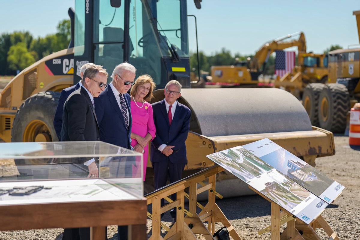 POTUS46Archive's tweet photo. In my State of the Union Address, I shared a story of a field of dreams in Ohio where our future will be built. Then I signed the CHIPS and Science Act into law.

And now, I'm in Ohio breaking ground on a microchip factory.

All in nine months. That's America. https://t.co/ekRxGrlWKw