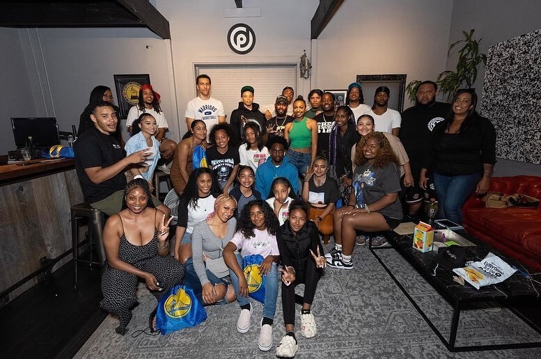 TroyLLF's tweet image. Shoutout The @warriors for coming through bringing the guys @patrickbaldwin.23 &amp;amp; @_moneyballry through to kick it and chop game with the @projectlevel crew! #welcometothebay 🤞🏾🤞🏾🏁
.
#Projectlevel #1015 #FPMG #warriors #hiphop #hoops #rnb instagr.am/p/CiTJwN_vW07/