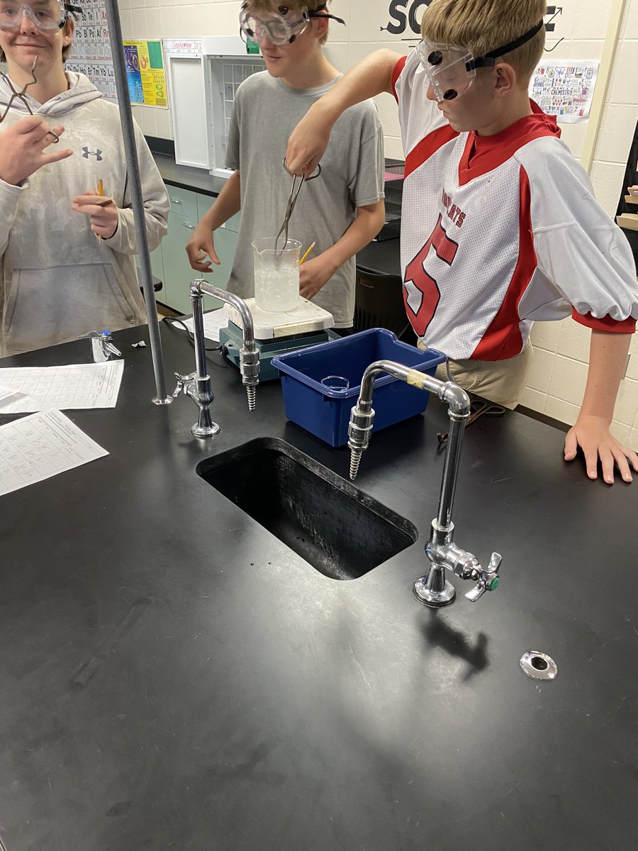 wdhsbowles's tweet photo. PSChem at it again with those investigations! @WesternDubuque students working to understand properties are used to classify elements! #wdhs #wdbobcats #goscience https://t.co/IjZUlqCnq4
