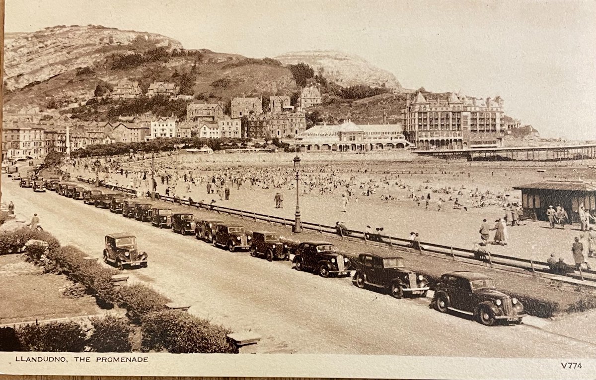 Llandudno, The Promenade
Shows a row of 1930s cars parked all along the promenade. Postcard
Published by Photochrom Co Ltd., Graphic Studios, Tunbridge Wells, Kent

ebay.co.uk/itm/2952054321…

#uk #wales #northwales #llandudno #1930s #beach #vintage #vintagecars #postcards #seaside