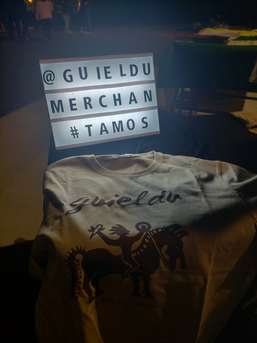 guieldu's tweet photo. A puntín de tocar en Campu y Santibáñe (Llión), equí ta'l nuesu puestu de camisetes 😏😜 #tamos #guieldu #musicacelta https://t.co/sgSx18Gre2