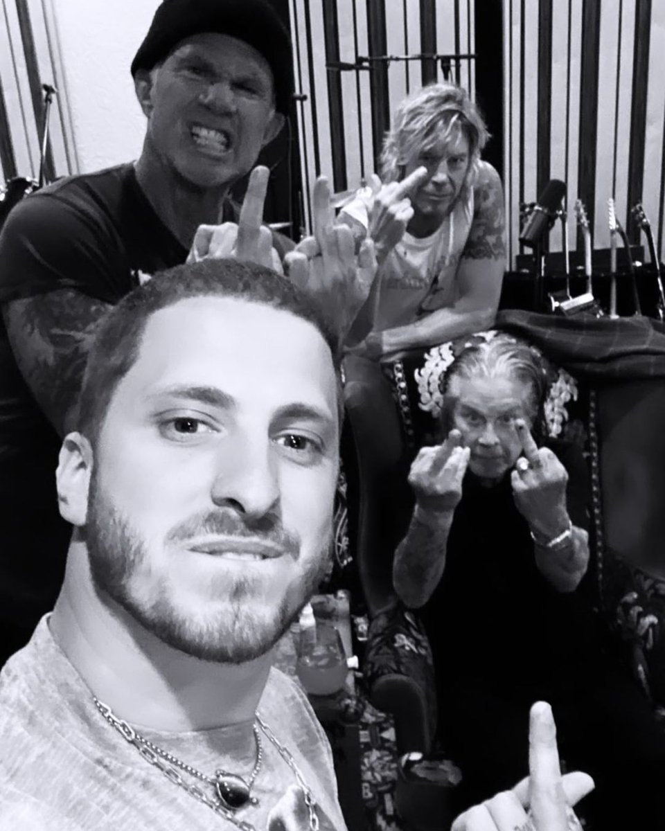 DuffMckaganArg's tweet photo. @DuffMcKagan @OzzyOsbourne @thisiswatt @RHCPchad durante las grabaciones de #patiencenumber9
π· @thisiswatt
#duffmckagan #duff #Mckagan #ozzyosbourne #chadsmith #andywatt #patiencenumber9 #newalbum #albumrelease https://t.co/1RCXkkyoQ4