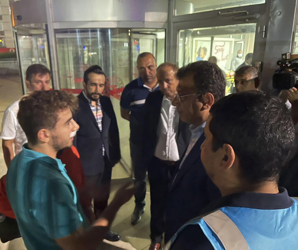 Ekrem İmamoğlu: Bu akşam İstanbul’da hepimizi üzen bir kaza yaşadık. Yaralı vatandaşlarımızı hastanede ziyaret ettim. Hepsi iyileşene kadar bize emanet. Kaza nedeniyle oluşan aksama nedeniyle tüm hemşehrilerimden içtenlikle özür dilerim. 
<a href="/ekrem_imamoglu/">Ekrem İmamoğlu</a>