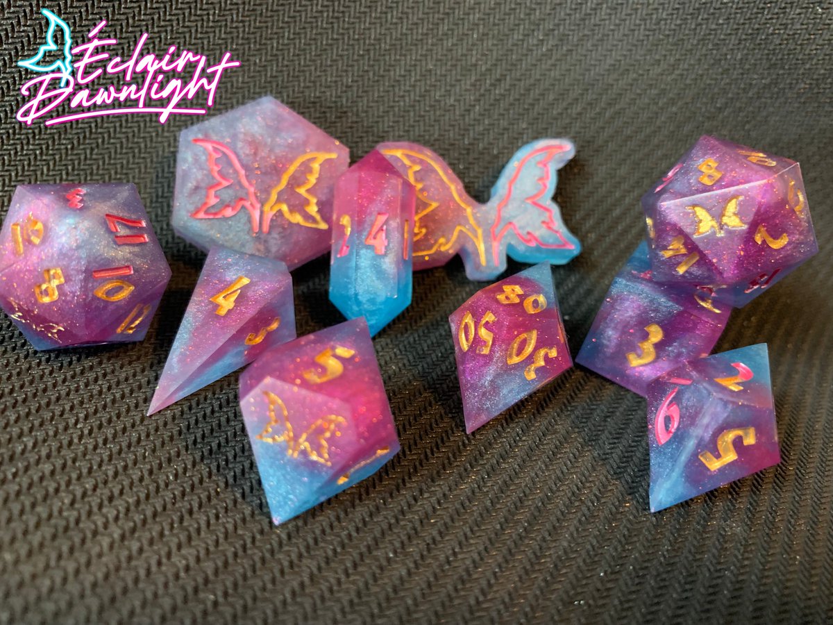 EclairDawnlight's tweet photo. To Binx Choppley, soul survivor of the court of craft

"Crafted Wonders"

Set inspired by @SurenaXMarie's Binx from #dimension20's  A Court of Fae and Flowers

watching this game has been an absolute joy
🦋💗🦋
vid bellow
#dice #dnd #handmadedice #aCoFaF #TTRPG #DawnlightDice https://t.co/Xata6zIY6E