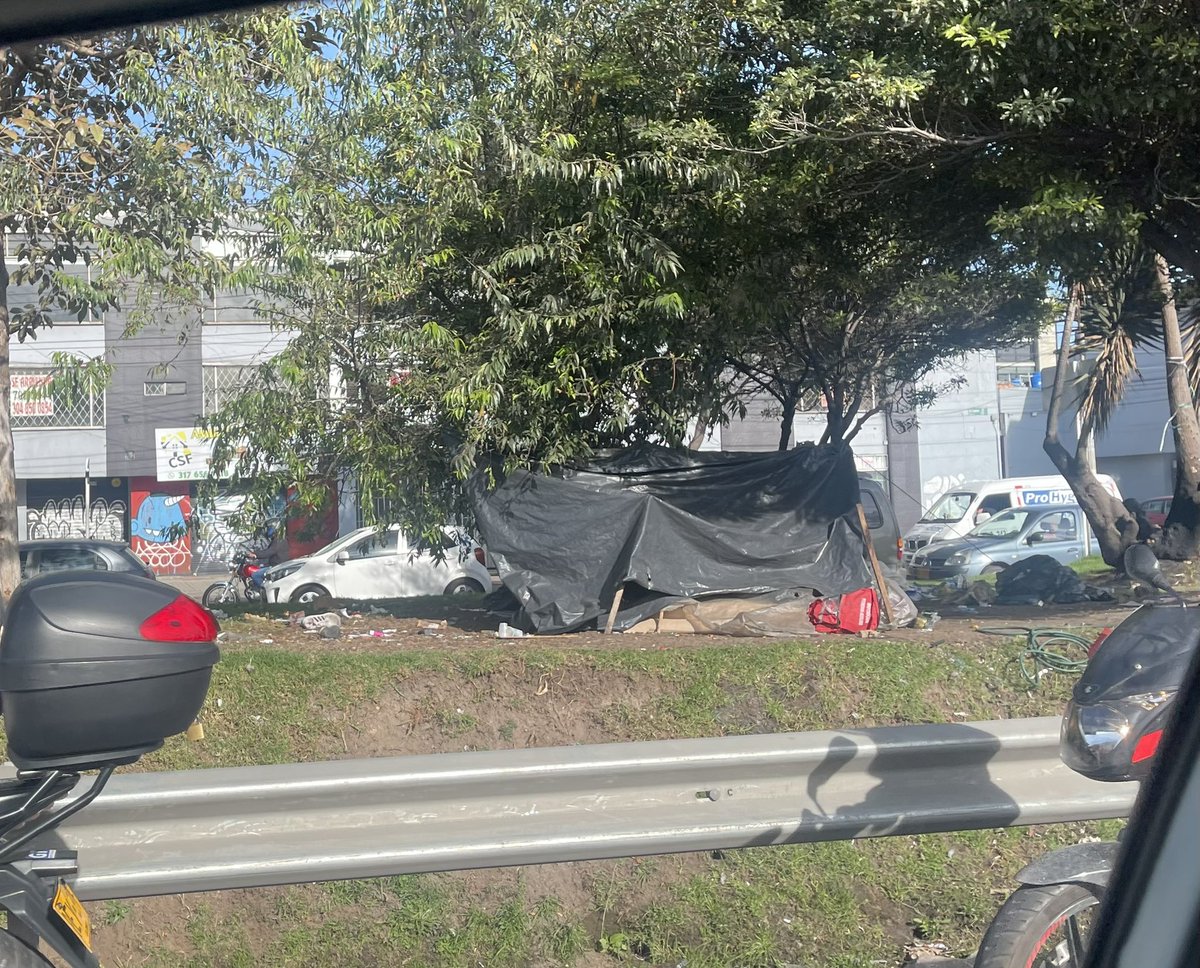 carocea123's tweet photo. La BOGOTÁ que a @ClaudiaLopez le gusta! Estas lindas 4 fotos las tome esta mañana desde la 134 a la 127 con Autopista Norte!. Me gustaría que todas las personas que me conocen y que consideren que esta no es la Bogotá que queremos lo compartan @integracionbta @slisusaquen https://t.co/va5dZUijsx