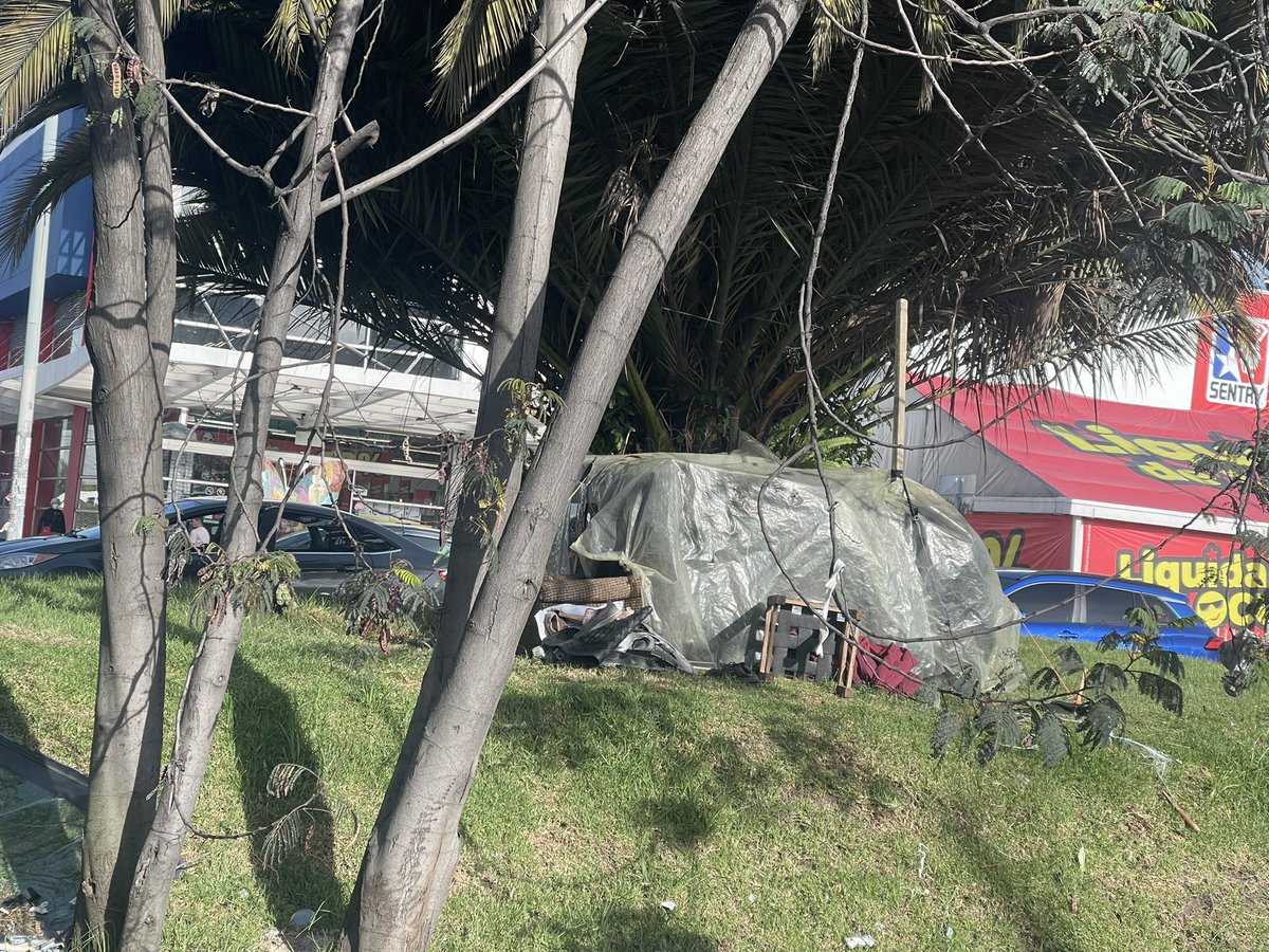 carocea123's tweet photo. La BOGOTÁ que a @ClaudiaLopez le gusta! Estas lindas 4 fotos las tome esta mañana desde la 134 a la 127 con Autopista Norte!. Me gustaría que todas las personas que me conocen y que consideren que esta no es la Bogotá que queremos lo compartan @integracionbta @slisusaquen https://t.co/va5dZUijsx
