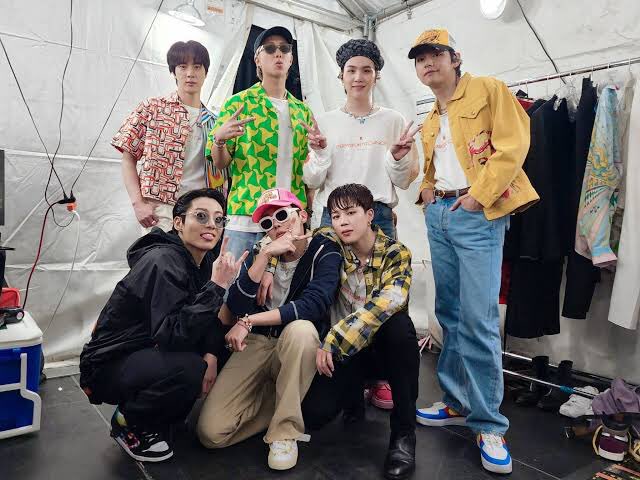 sevenforchi's tweet photo. it's been a month since these 7 angels found me. they found me in a very troubled and confusing time in my life—just in time when i badly needed it. they're my comfort, &amp; they give me solace &amp; for that, i am eternally grateful for. big love to my 7 bestest friends on earth 💜 https://t.co/dm0OBCfHQu