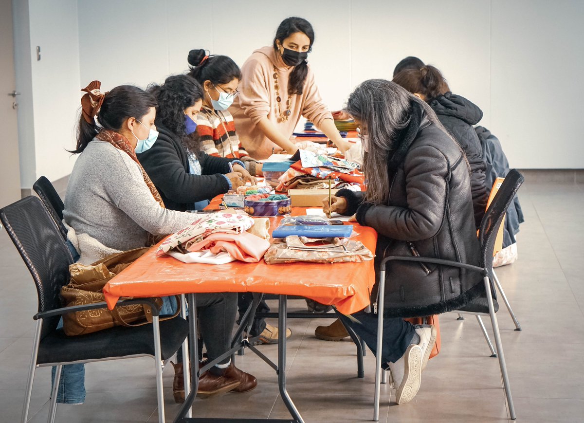 ccmch_'s tweet photo. GALERIA📸:Revisa las fotografías de los talleres que comenzaron su primera clase esta semana en el @ccmch_🥳
#talleres #ccmch #chillan #ñuble #telarmapuche #cuecaurbana #mosaico #bordadoarpilleria https://t.co/bcqouD1sU4