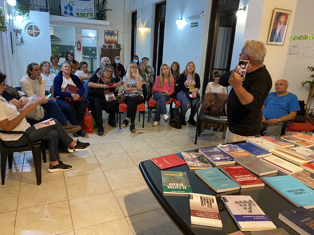 #Evita #Peron #DerechosPoliticos #Mujeres #VotoFemenino <a href="/SacraAm1/">Amas de Casa</a> celebramos 75 años de aprobación de la ley 13010 y recibimos el obsequio más Preciado,gracias @hectorchianetta por el hermoso vitral de homenaje a Evita. Está en nuestros corazones. Gracias Dr.Neffa por los libros.