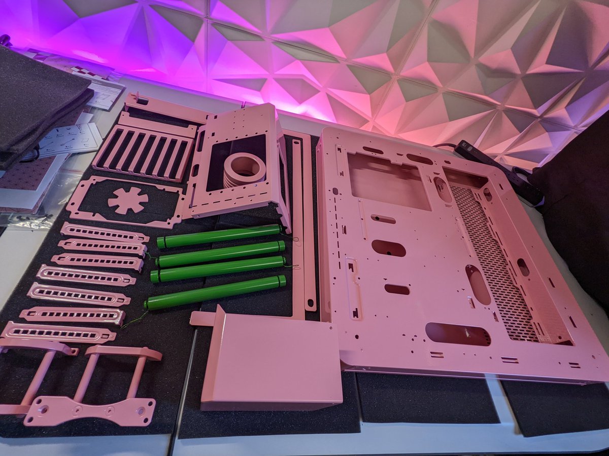 BraintechPC's tweet photo. Let the fun begin !! 🤩🤩
#aorus #poweredbyaorus #mainframe_customs #intel #Gigabyte #pcbuild #gamers #newegg #pcmasterrace #gamingpc #braintechsociety #pcgaming #pcmr #custompc #canadacomputers #gaming #memoryexpress #nezuko #demonslayer #pc #gamer #twitch #nezukokamado https://t.co/OefGG0emqs
