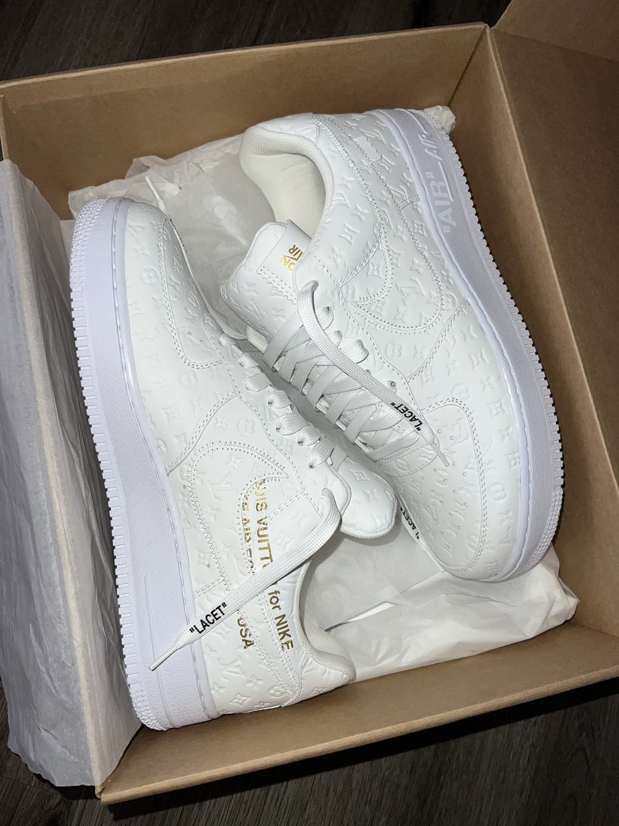“I had some all white Louis air forces on and everyone kept asking me when did Nike send those out? They didn’t I got em from Anne Herbert’s son.” - Drake

😂😂🤝 S/O JOE
