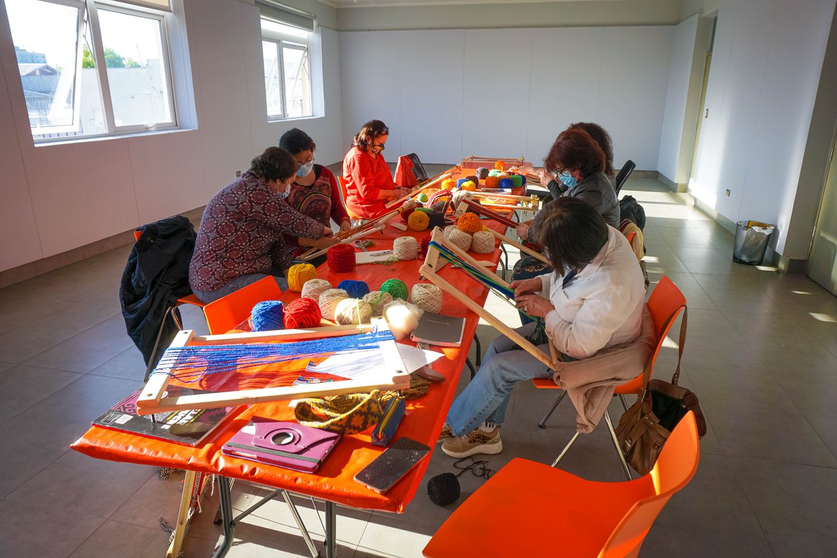 ccmch_'s tweet photo. GALERIA📸:Revisa las fotografías de los talleres que comenzaron su primera clase esta semana en el @ccmch_🥳
#talleres #ccmch #chillan #ñuble #telarmapuche #cuecaurbana #mosaico #bordadoarpilleria https://t.co/bcqouD1sU4