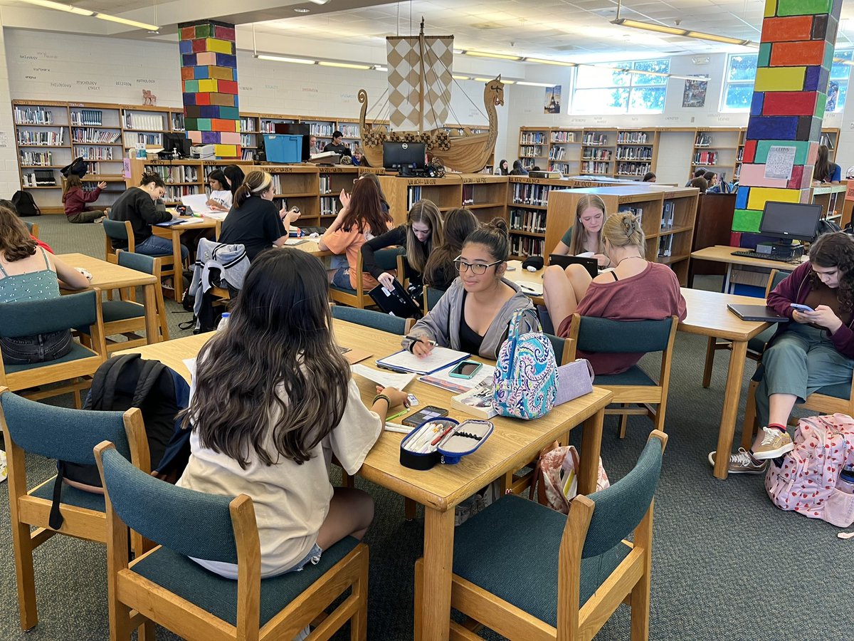 nwhs_media's tweet image. Fridays for the WIN! Why not close out the week with 150 of your closest friends? @apyunc98 @NCSLMA #GCSLibrariesEngage #govikes