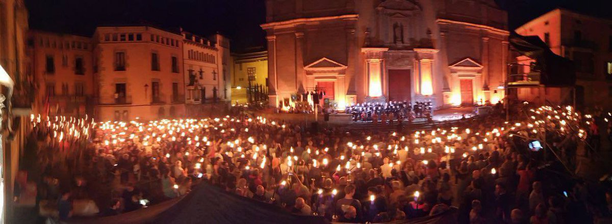 francescd's tweet photo. La Marxa dels Vigatans omplint Vic aquest vespre. No hi ha opció: independència o independència. 

Quina manera més preciosa de començar el cap de setmana de l’Onze. 

Gràcies a qui l’heu omplert, gràcies a tothom que ho ha fet possible. https://t.co/ZeDzDJMVWB