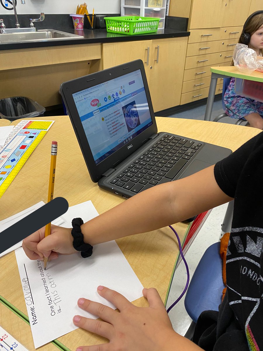 MsCanning1's tweet photo. We hopped on PebbleGo for the first time! Students listened/read about the Earth and then showed their understanding! https://t.co/picz9Fggk7