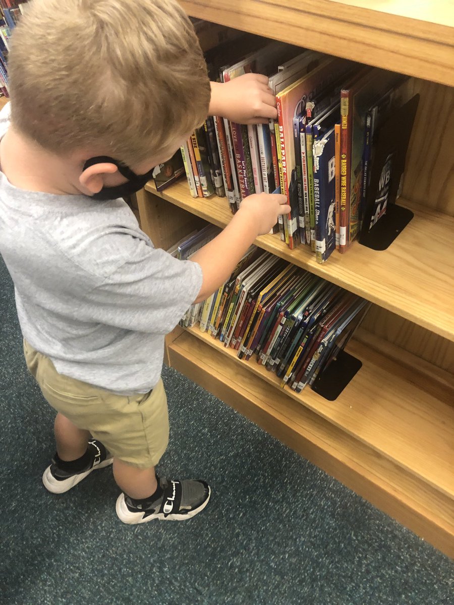 HeunLibrary's tweet image. First week of checkout in the library this week! Kids got to explore Makerspaces and could not wait to get their hands on all the books! @JCPS_LMS @Schaffner063