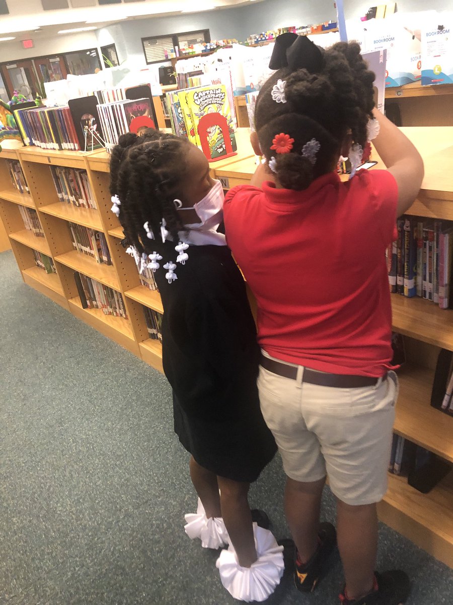 HeunLibrary's tweet image. First week of checkout in the library this week! Kids got to explore Makerspaces and could not wait to get their hands on all the books! @JCPS_LMS @Schaffner063