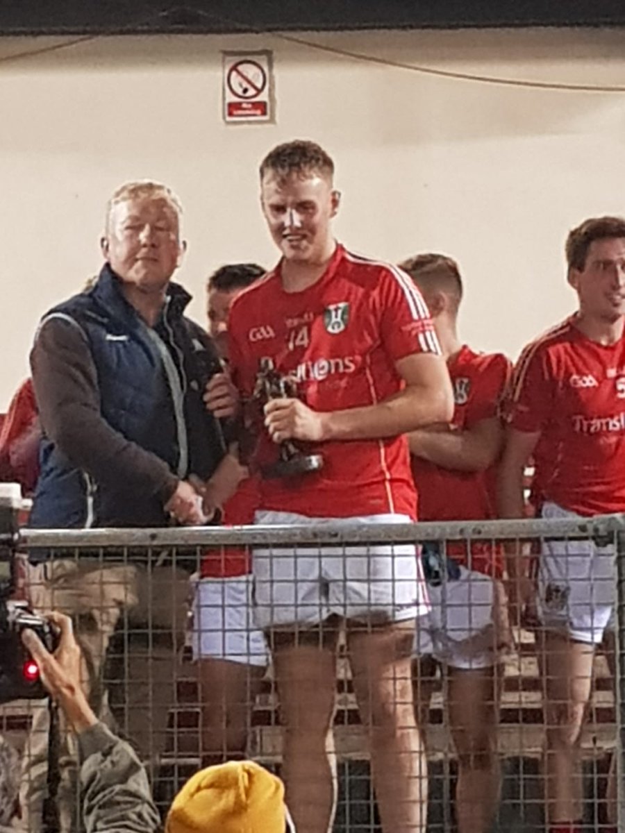 Man of the match Jack Davin, presented by fellow clubman and football board chairman Micheál Geraghty. Well done Jack, another colossal performance, 0-7 kicked 👏💪