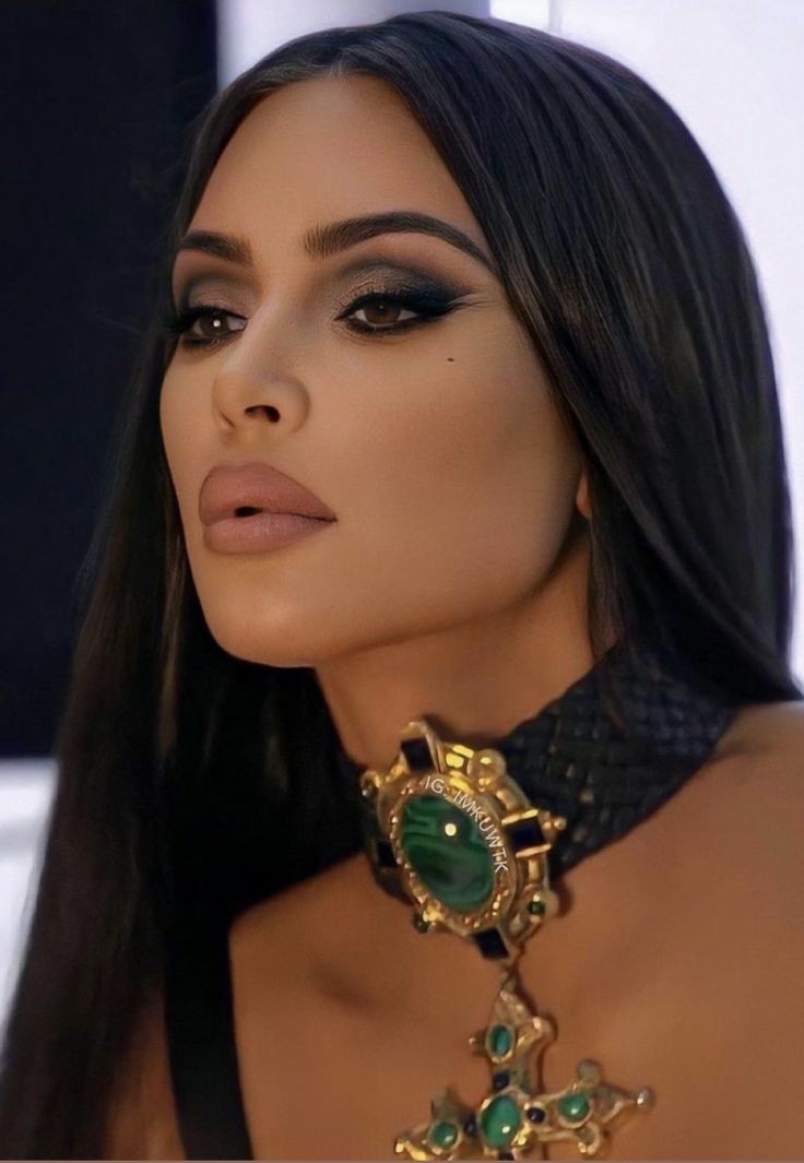 Kylie, Kim'e makyaj yaparken yanlışlıkla kirpiğini koparmıştı ->
