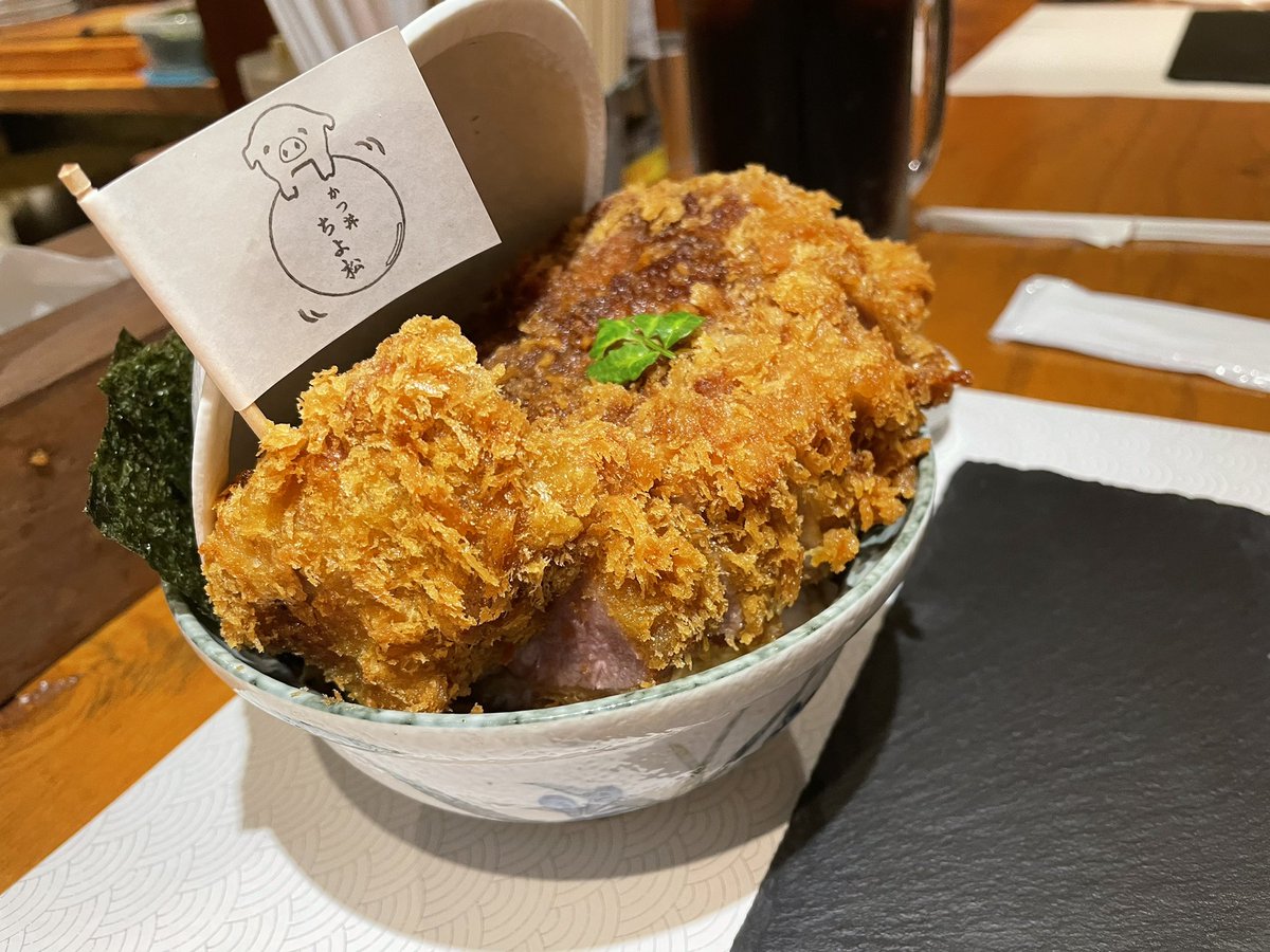 Labiris_v_v_'s tweet photo. カツ丼やべぇ、、、

写真は400g厚さ5㎝

女の子が注文してたw
2切れぐらいでギブアップ
してました！

ぼくは200g厚さ2.5㎝
で最後吐きそうでした

味はまぢで美味い😋

#カツ丼　#グルメ　#メンエス大阪
#メンエス日本橋　#ちよ松 https://t.co/iCco2uRbHP