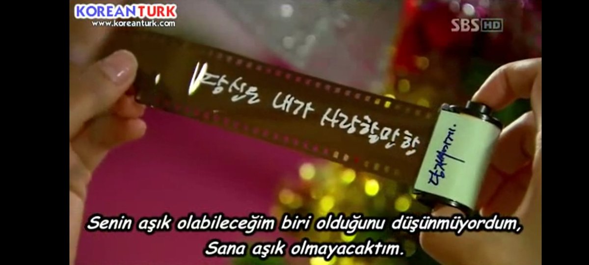 caaramelc's tweet photo. #Badcouple bu kdrama senaristleri bu romanrik fikirleri nerden buluyor acaba adam çam ağacına küçük hediye paketleri aştı içinde kadına karşı duygularını itiraf ediyor https://t.co/PmkcqNp3CO