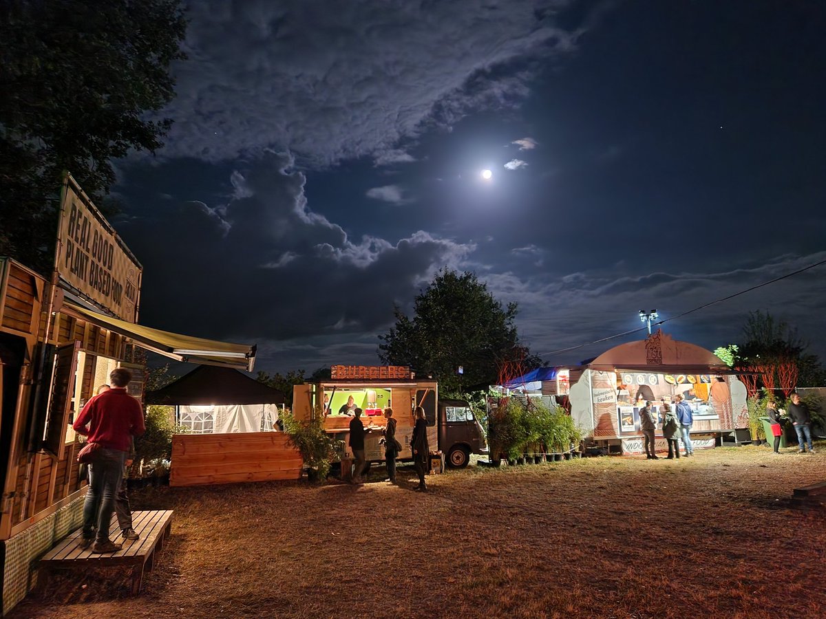 ArjandeVet's tweet image. Moon over Misty Fields terwijl we luisteren naar de soundcheck van bdrmm. #mf22 #MistyFields