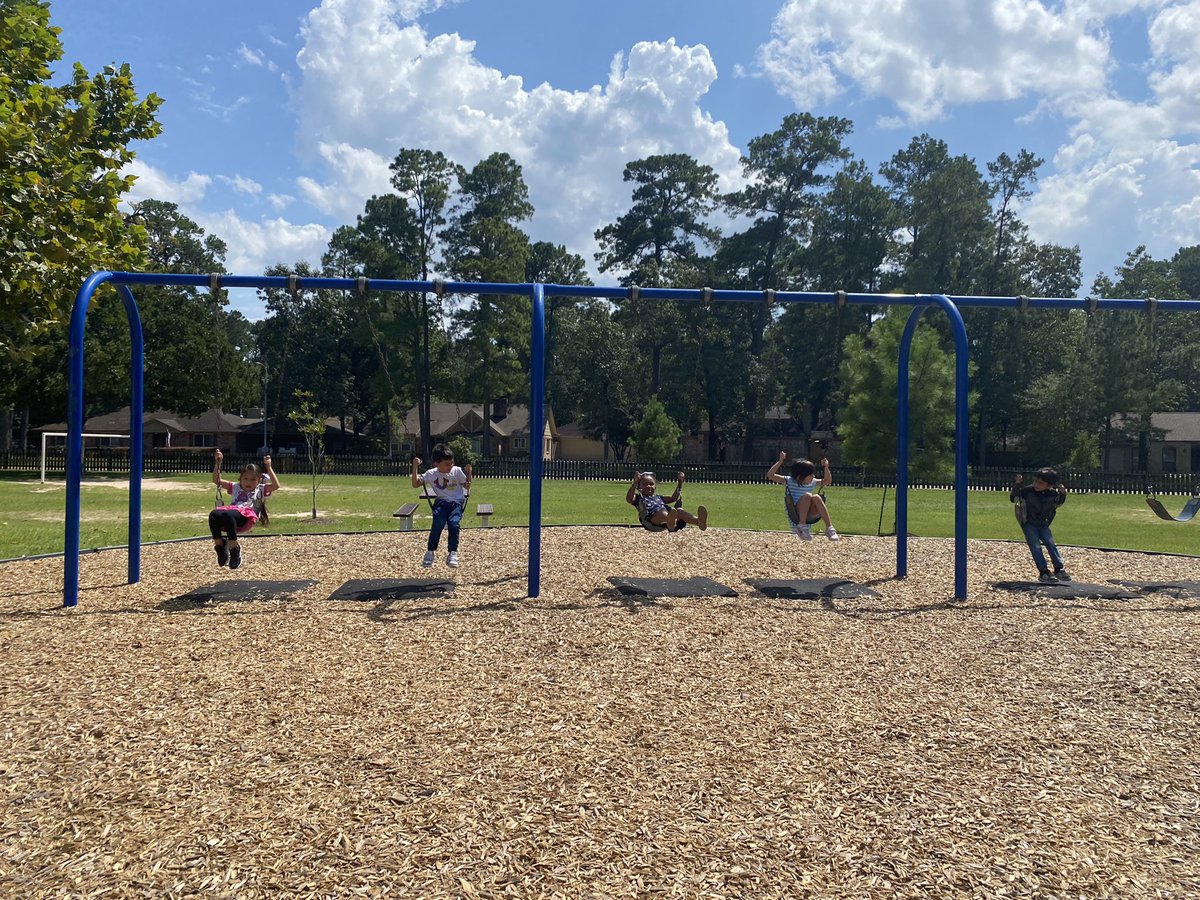 allimceach's tweet photo. We completed our first compliment puzzle and earned extra recess on the big blue playground!!! What a great way to end a great day! @HumbleISD_FE #responsiblebulldogs #workfirstthenplay https://t.co/j9OZ1hNdAO