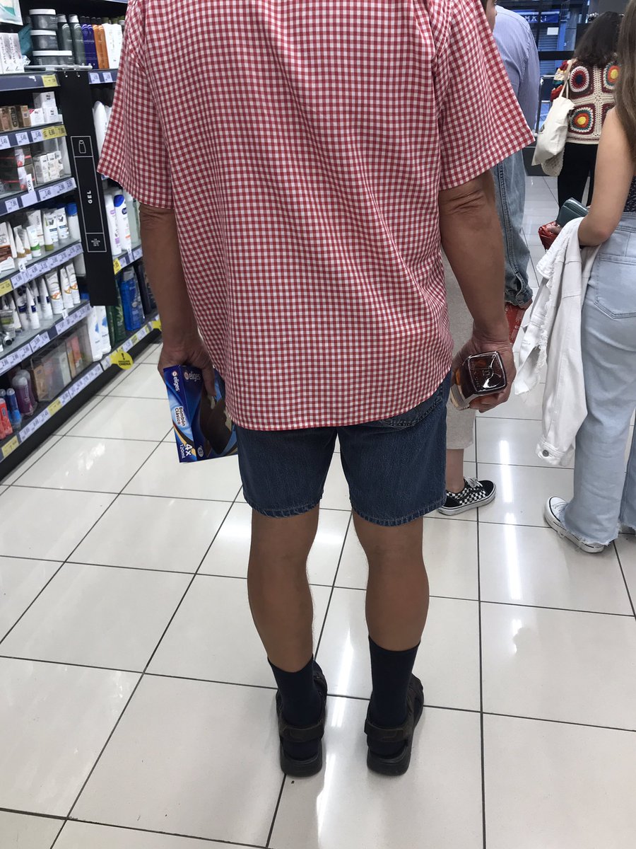 Victorpjustel_'s tweet photo. Na increible el señor en calcetines con sandalias que ha venido a por heladitos y un red label https://t.co/x1pJMxTxtw