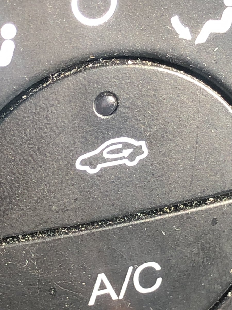 nilog's tweet photo. I don’t trust anyone who knows what this button does https://t.co/QBPXAWH4Ta